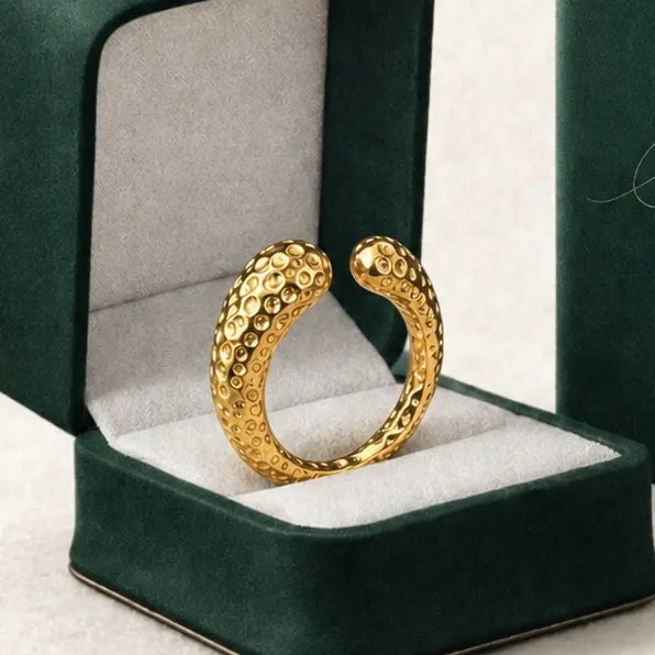 Bague ONYRA RAELA portée, bijou de manifestation doré